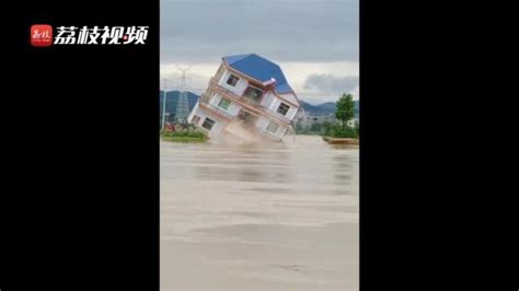 江西洪水肆虐整栋楼5秒被冲塌瞬间吞噬_新浪新闻