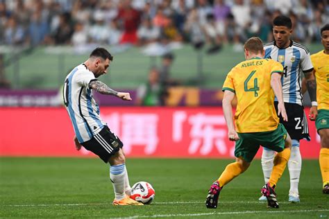 直播吧6月15日讯 阿根廷vs澳大利亚第2分钟（81秒），梅西劲射破门，为阿根廷取得领先。