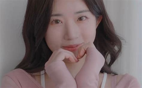 Seoyoon小姐姐穿搭：粉色衬衫与米白色休闲裤(第十八期)-姜吃饼-姜吃饼-哔哩哔哩视频