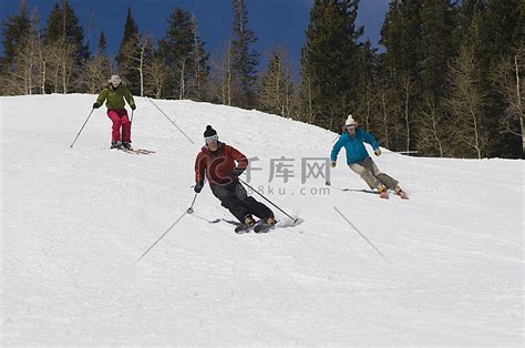 滑雪者滑下斜坡卡通动漫人物玉龙滑雪场高清摄影大图-千库网