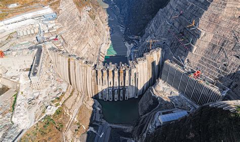 世界在建最大水电站白鹤滩水电站大坝首批坝段浇筑到顶_新华报业网