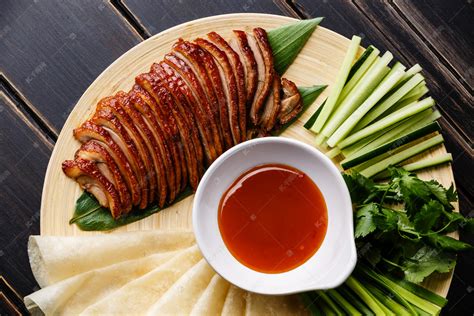 北京烤鸭配鲜黄瓜, 葱, 香菜和烤面食 Hoysin 酱特写高清摄影大图-千库网