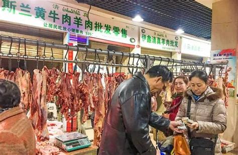 大堆生新鲜猪肉卷红最透视镜头市场上的批发肉类产品高清图片下载-正版图片303505503-摄图网