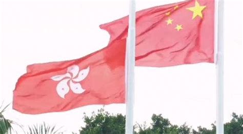 香港举行国庆升旗仪式，直升机悬挂国旗、区旗从维多利亚港飞过_新浪新闻