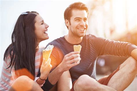 一对浪漫的情侣图片-一对情侣正在吃冰淇淋素材-高清图片-摄影照片-寻图免费打包下载
