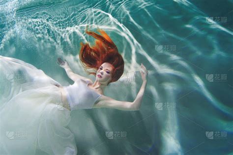 在粗糙的海床用石块走路的女性脚在水下倾斜mov格式视频下载_正版视频编号3887501-摄图网