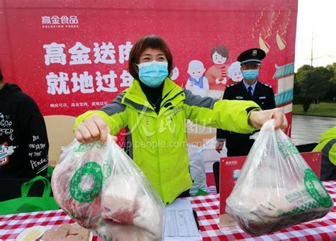 四川遂宁：企业赠送猪肉助员工就地过节-人民图片网