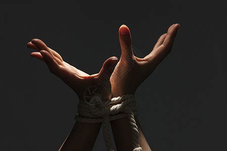 被束缚的少女日本画图片