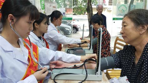 平果市中医医院组织开展党员进社区志愿服务义诊活动 - 广西县域经济网