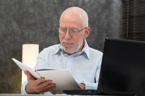 有白头发和眼镜的老人阅读一本书高清图片下载-正版图片307214031-摄图网
