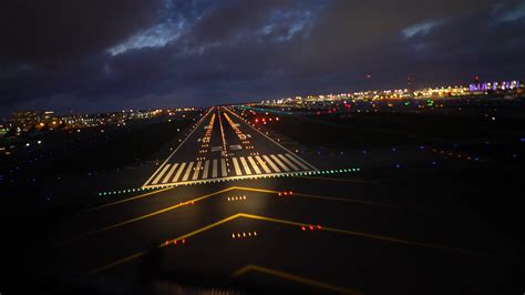 机场跑道飞机起飞降落高清摄影大图-千库网