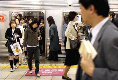 日本东京都启动紧急状态首日，通勤电车依旧拥挤