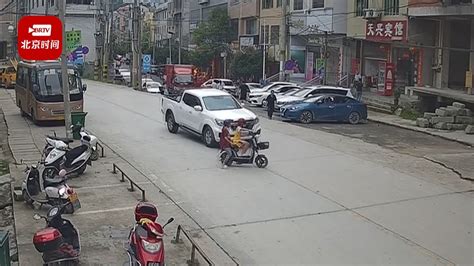 新闻早知道丨熊孩子偷骑电动自行车 随意横穿被小车撞翻_北京时间