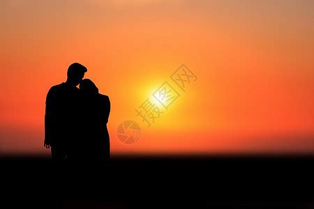 夕阳下的情侣图片素材_免费下载_jpg图片格式_VRF高清图片500735538_摄图网