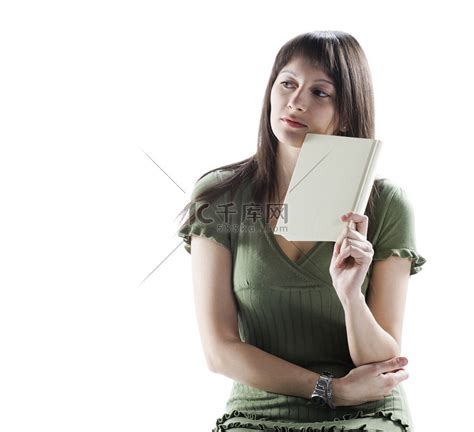拿着书的有思想的女人，封面是空白的高清摄影大图-千库网