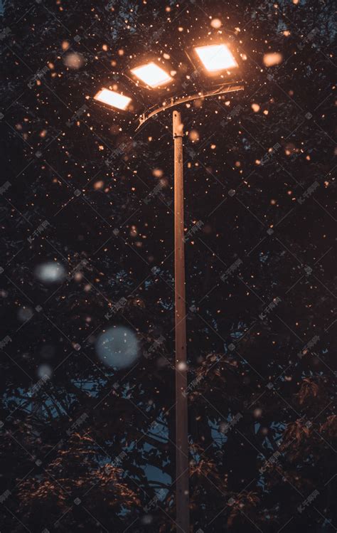 冬夜街头的柔和灯光高清图片下载-正版图片600955511-摄图网