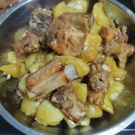 【腊排骨炖土豆的做法步骤图，怎么做好吃】Ameile_下厨房