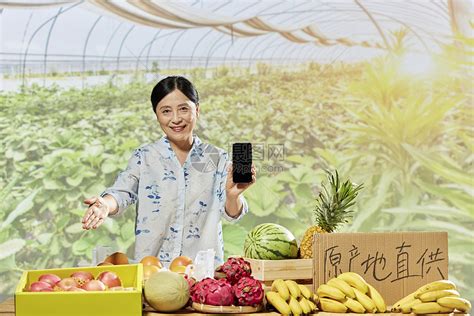 女性果农线上直播销售自己产水果高清图片下载-正版图片502475227-摄图网