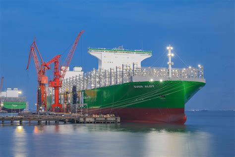 全球最大集装箱船在沪交付！沪东中华这艘“带货王”比最大航母还要长60多米