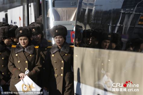 朝鲜牡丹峰女子乐团抵京 靓丽成员受访时笑容迷人_3DM单机