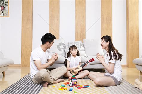 一家人在客厅玩耍高清图片下载-正版图片500963724-摄图网