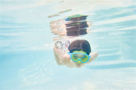 在游泳的小男孩高清图片下载-正版图片500645064-摄图网