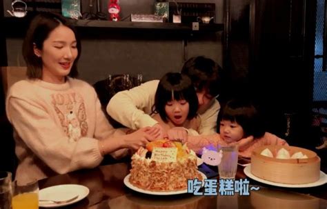 王祖蓝生日与妻女一起开心度过 获两个女儿献吻很甜蜜