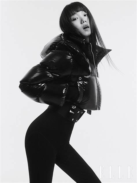 韩女星李圣经登时尚杂志 穿紧身裤凹造型_新浪图片