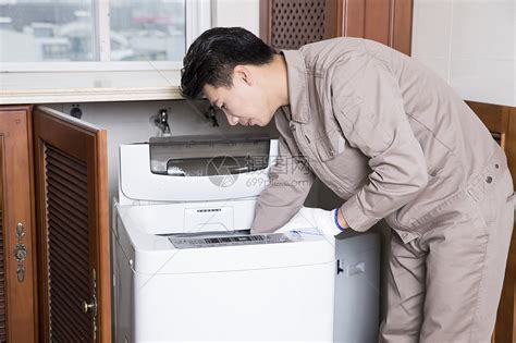 工人上门维修洗衣机高清图片下载-正版图片501160900-摄图网