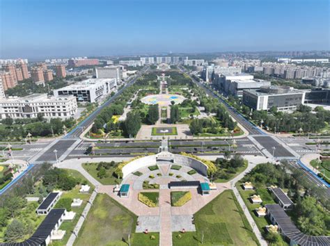 俯瞰康巴什—乌兰木伦湖畔群马雕塑_康巴什区人民政府
