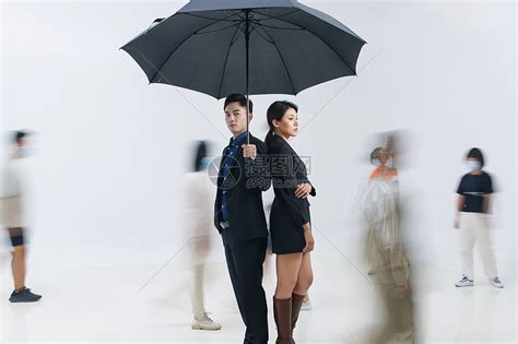 拿着雨伞的商务男女站在人群中高清图片下载-正版图片507657253-摄图网
