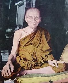 泰国僧人集体化缘 纪念释迦牟尼诞辰2600周年