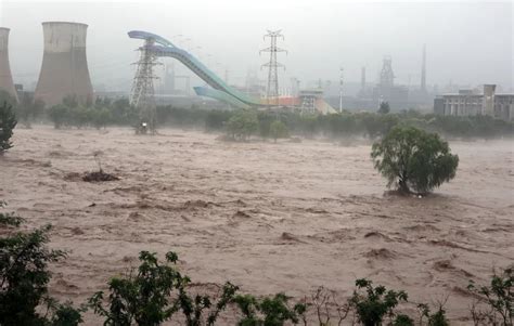 韩媒：韩国首都圈暴雨，汉江水位高达9.6米，潜水桥完全被淹