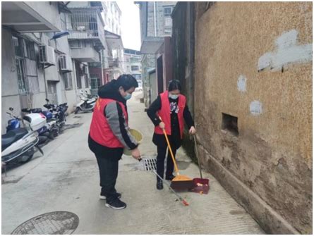 信息工程学院组织志愿者开展扫雪活动-滁州职业技术学院