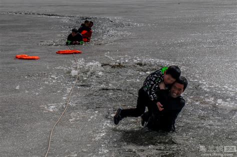 宁夏消防员扎入冰中救不慎落水的孩子|救孩子|消防员_凤凰海南