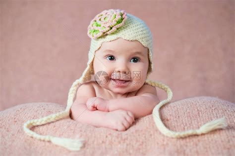 新出生的女孩戴着一朵鲜花的高清图片下载-正版图片507350125-摄图网