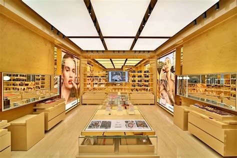 加速迭代，这家美妆集合店打造了1500平米“标杆级大师店” - 科猫网