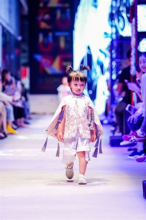 AINAAME儿童高端礼服，亮相2020西南国际少儿时装周-中国网
