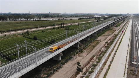 宁夏首条高铁正式开始铺轨 预计2018年8月通车