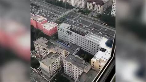哈尔滨某建筑工地一人从11楼坠落砸中3人，致2死2伤 - 封面新闻