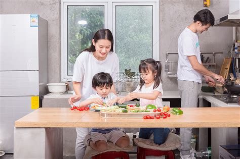 爸爸妈妈和孩子一起在厨房做菜高清图片下载-正版图片500441011-摄图网