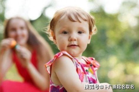 有一种“从小美到大”叫王艺瑾，看到小时候的照片，天生美人坯子