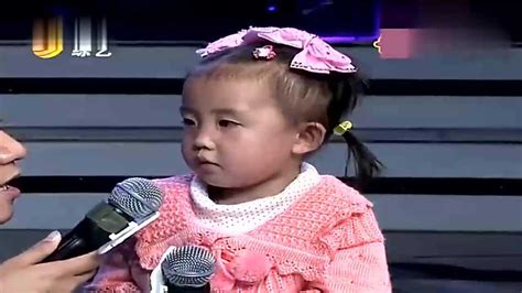 2岁萌娃上台唱歌，和主持人互动，评委笑的前俯后仰的_腾讯视频