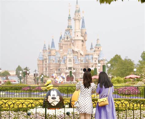 上海迪士尼乐园正式开门迎客 首批游客来自全球各地|界面新闻 · 商业