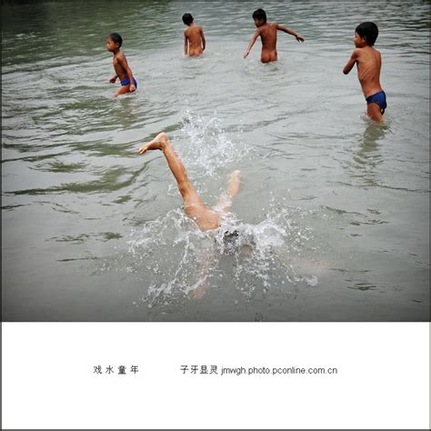 游泳池里游泳的年轻人高清图片下载-正版图片501509711-摄图网