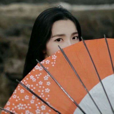 古风崴脚女生头像图片