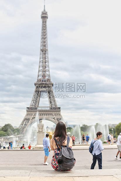 欣赏上海景色的旅游女生高清图片下载-正版图片501999104-摄图网
