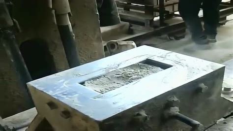 20世纪80年代初，周口郊区的一个制砖厂内，工人师傅正在取土拉胚烧制红砖