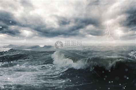 与高浪和雷击的风雨如磐的海景高清图片下载-正版图片503460881-摄图网