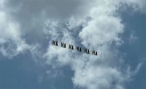 “哈哈哈哈哈哈”！飞机在特朗普家门口拉横幅嘲讽__财经头条